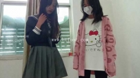 27858  两姐妹踩甲鱼