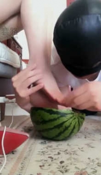 TL7676 高傲殿下 西瓜配玉足真是美味 贱货吃的多享受