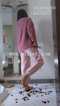 23654 小雪裸足踩杜比亚蟑螂讲昆虫百科（语言非常丰富）（全身视角）