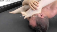 24730 格斗-被肤白貌美的女人揍趴！踩着脸闻脚，太丢人了！