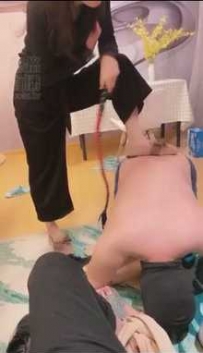 TL6533 晓晓主子 情侣圣水重鞭抽小鸭子