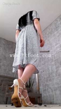AC102  1377 - 超清纯妹子稚嫩玉足白高跟凉鞋碾踩扁大蟋蟀 展示鞋底