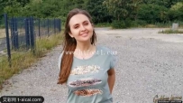 24715  德国Lena女王户外散步脚出汗了！狗奴赶紧趴地上舔干净凉拖和汗脚！