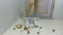 18222 白色帆布鞋踩肉虫