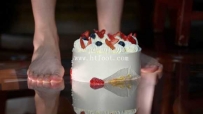 31153  女神用运动鞋捂了一天的汗臭脚把贱狗的生日蛋糕踩成泥