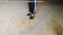 14931 大学生女孩可爱皮鞋踩碾面包