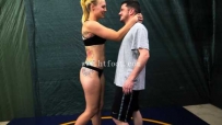22624 Jolene女神暴打矮小男！矬男头都快被勒炸了，脸憋得通红！