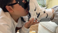 26610 【子怡】带闺蜜戏弄羞辱毯子，舔两双鞋底闻袜子