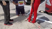 26381  瑞典情侣主大街上公开羞辱调教男奴！先闻男主臭袜子才允许闻女主美脚！