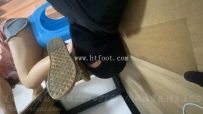 21904 同学桌下的脚垫 拖鞋 踩脸 光脚 舔鞋底