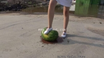 34705 A94 - 小暖肉丝白鞋踩爆大西瓜和桃子