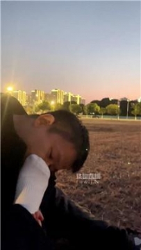 【调教视频】【毛绒月亮】户外草地闻舔原味白袜jio JS251219-13