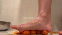 34706 40码美脚女神将小橘子踩成脚底的肉泥