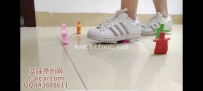 31939  纯儿两双鞋子踩泥人