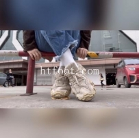AC648 真实素人小姐姐在路人注视下踩面包全程语言羞辱
