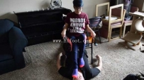 22786 超级贱男竟然给假小子女王当脚垫！被踩着脸闻臭棉袜脚！