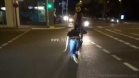 22689 闹市街头舔鞋遛狗调教！牵着狗链爬过马路，当众舔鞋，路人各种唏嘘！