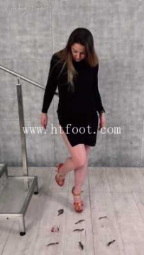 34316  1281 - 女王超高开叉裙高跟凉鞋踩爆肥鱼