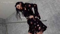 23884 468 - 性感黑裙女神凉鞋踩烂鱼