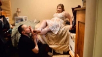 22312 孕妇女王调教！贱男被怀着别人的孩子的女王踩在脚下！超屈辱！