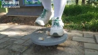 32252  公园健身器材上踩西红柿面包