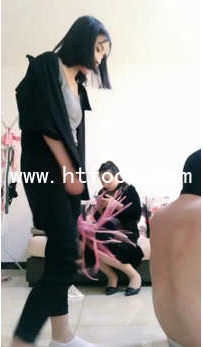 TL13447 雅曼妈妈 带闺蜜虐贱狗【70分钟】