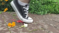 15880 女神帆布鞋踩粘土和玩具的