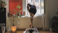 21078 蕾拉女神窗前美足玩男人，她喜欢深喉，光影很柔美