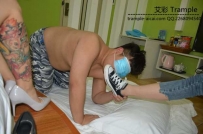 13906 让奴舔两位女主的肮脏鞋底