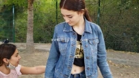 31251  美女修长身材公园户外踩虾