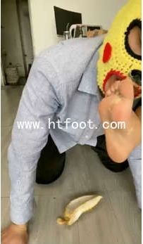 TL13252 美离子 跪榴莲舔钢丝袜脚踹狗【45分钟】