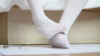 25925  雪白丝黑丝踩大蚂蚁