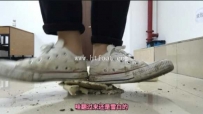 31418  脏脏的鞋子在白白的馒头上踩呀踩呀踩