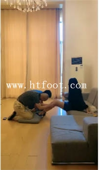 TL14247 Leah利亚S火爆片首部调教圈内知名老奴父子25分钟