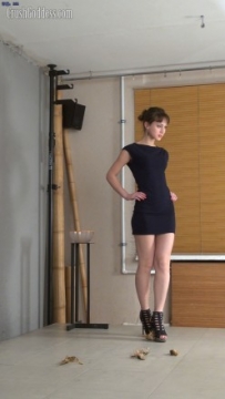 16339 超美女主包臀裙高跟踩龙虾