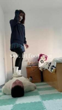 AC066  【精神小妹】女神全体重踩踏暴力踢踹虐M