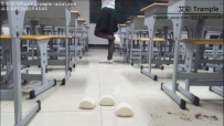 13072 大学教室黑丝帆布鞋踩馒头