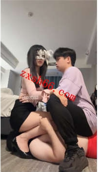 TLZB26393思迁情侣-情侣主甜蜜热吻调绿帽狗舔脚圣水伺候30分