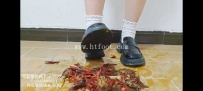 34780  19岁女大阿离可爱JK小皮鞋狠踩小龙虾（语言丰富）